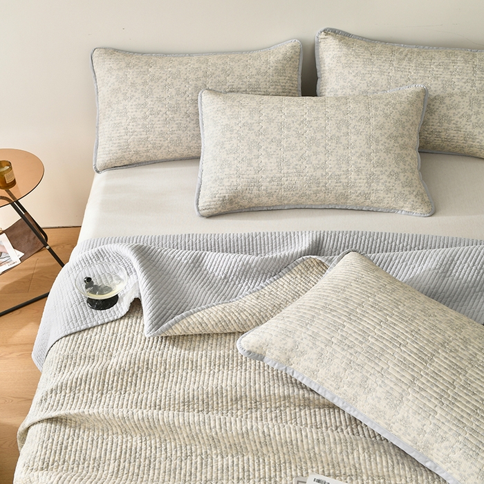 91家纺网 家纺一手货源 找家纺 橙子家居 2024新款高温水洗双面全棉纯棉斜纹13372印花款单品床盖  单床盖 赫本