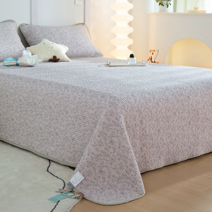 91家纺网 家纺一手货源 找家纺 橙子家居 2024新款高温水洗双面全棉纯棉斜纹13372印花款单品床盖（风格二） 雾里花-粉