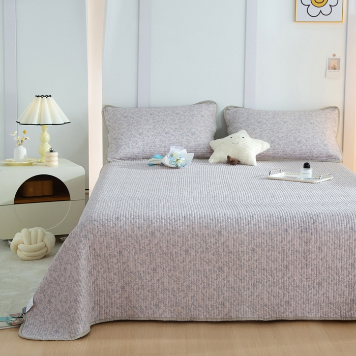 91家纺网 家纺一手货源 找家纺 橙子家居 2024新款高温水洗双面全棉纯棉斜纹13372印花款单品床盖（风格二） 雾里花-粉