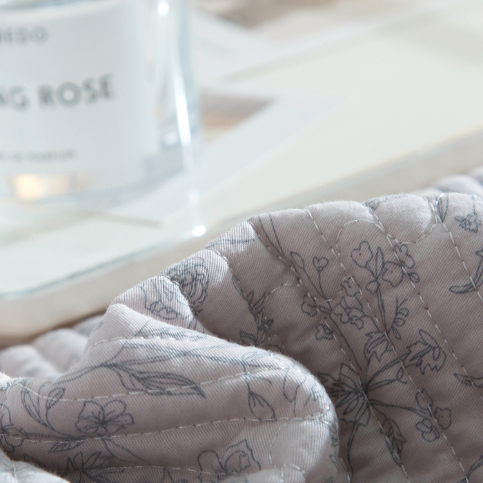 91家纺网 家纺一手货源 找家纺 橙子家居 2024新款高温水洗双面全棉纯棉斜纹13372印花款单品床盖（风格二） 雾里花-粉