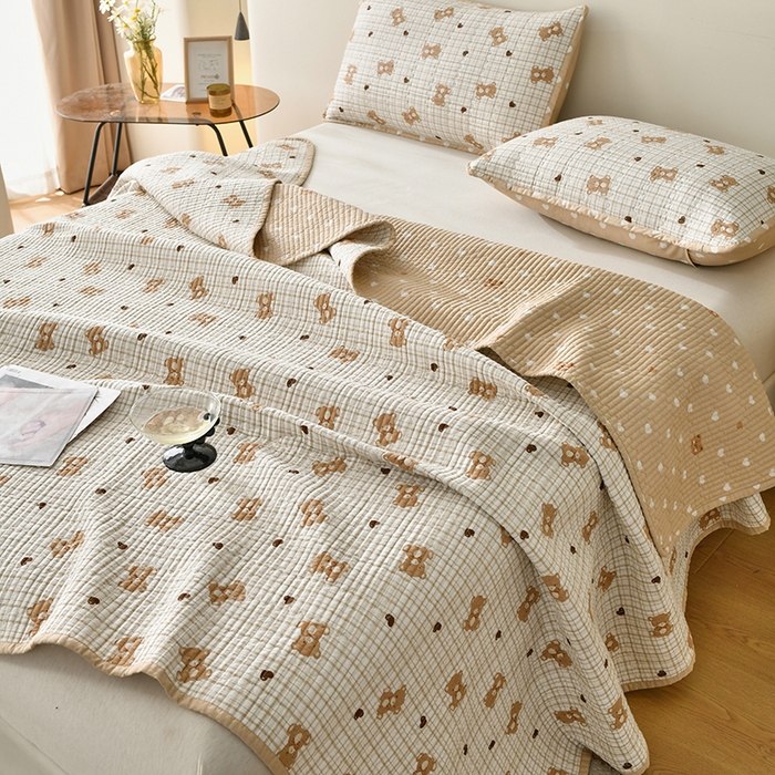 91家纺网 家纺一手货源 找家纺 橙子家居 2024新款高温水洗双面全棉纯棉斜纹13372印花款单品床盖  单床盖 格子小熊