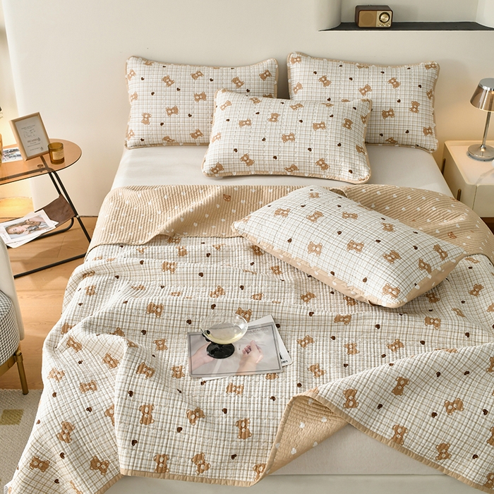 91家纺网 家纺一手货源 找家纺 橙子家居 2024新款高温水洗双面全棉纯棉斜纹13372印花款单品床盖  单床盖 格子小熊