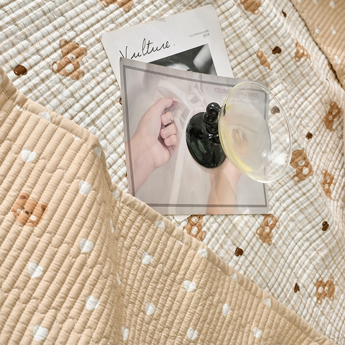 91家纺网 家纺一手货源 找家纺 橙子家居 2024新款高温水洗双面全棉纯棉斜纹13372印花款单品床盖  单床盖 格子小熊