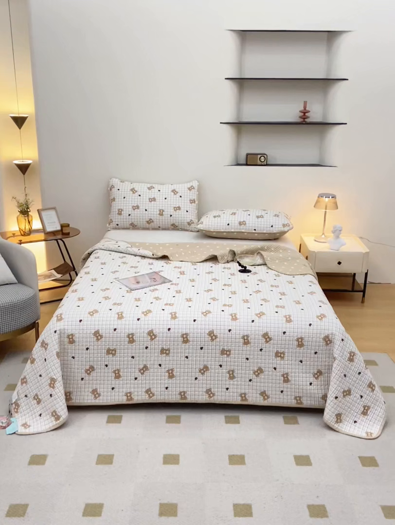 91家纺网 家纺一手货源 找家纺 橙子家居 2024新款高温水洗双面全棉纯棉斜纹13372印花款单品床盖  单床盖 格子小熊
