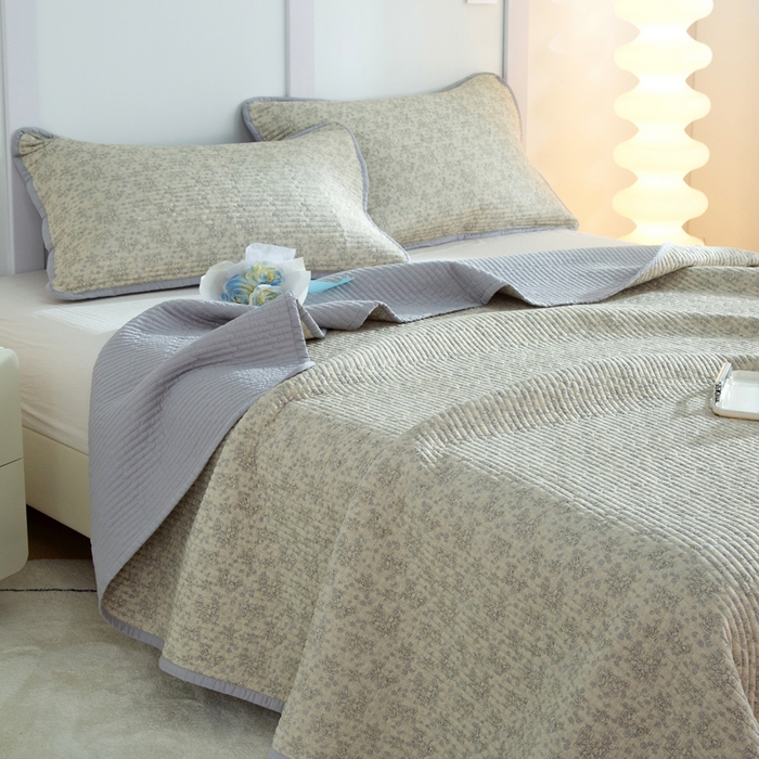 91家纺网 家纺一手货源 找家纺 橙子家居 2024新款高温水洗双面全棉纯棉斜纹13372印花款单品床盖（风格二） 赫本