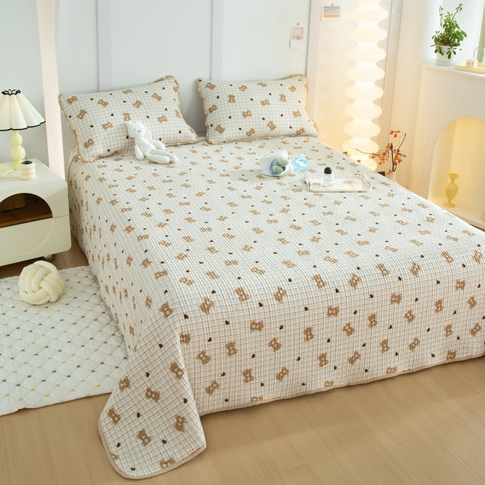 91家纺网 家纺一手货源 找家纺 橙子家居 2024新款高温水洗双面全棉纯棉斜纹13372印花款单品床盖（风格二） 格子小熊