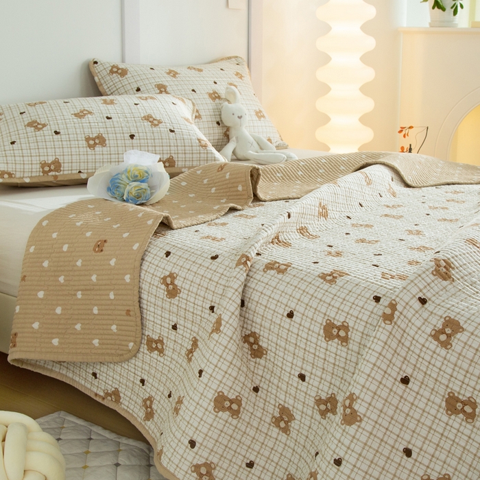 91家纺网 家纺一手货源 找家纺 橙子家居 2024新款高温水洗双面全棉纯棉斜纹13372印花款单品床盖（风格二） 格子小熊