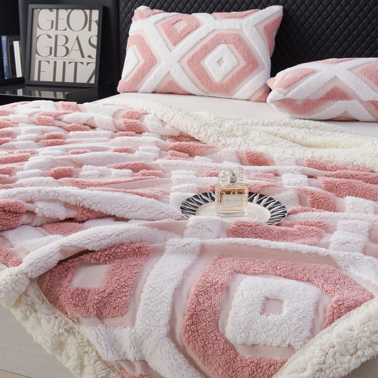 91家纺网 家纺一手货源 找家纺 枋梢家纺 2025新款几何空间阳离子提花镂空塔芙绒羊羔绒保暖午睡双层毛毯办公室盖毯 几何-豆沙