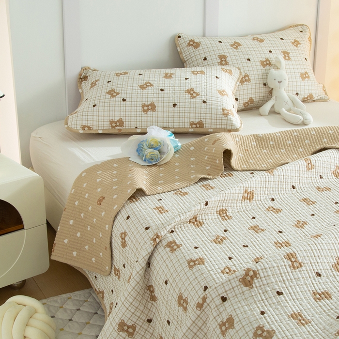 91家纺网 家纺一手货源 找家纺 橙子家居 2024新款高温水洗双面全棉纯棉斜纹13372印花款单品床盖（风格二） 格子小熊