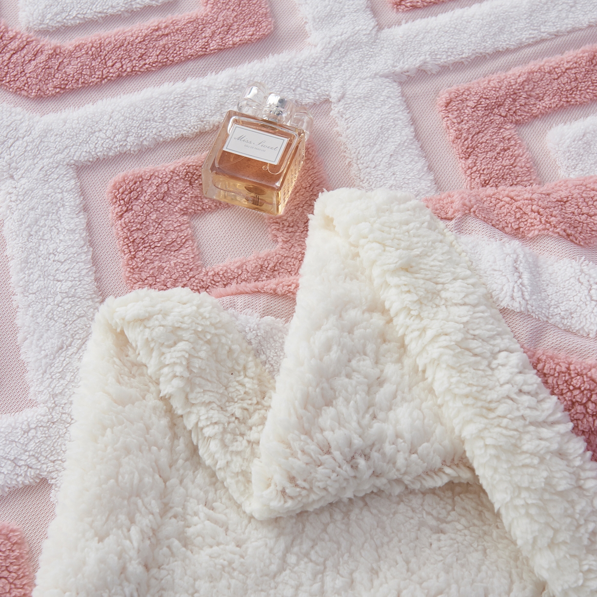 91家纺网 家纺一手货源 找家纺 枋梢家纺 2025新款几何空间阳离子提花镂空塔芙绒羊羔绒保暖午睡双层毛毯办公室盖毯 几何-豆沙