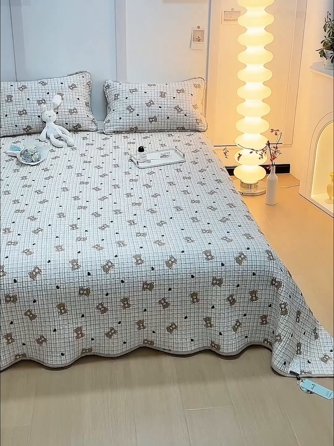 91家纺网 家纺一手货源 找家纺 橙子家居 2024新款高温水洗双面全棉纯棉斜纹13372印花款单品床盖（风格二） 格子小熊