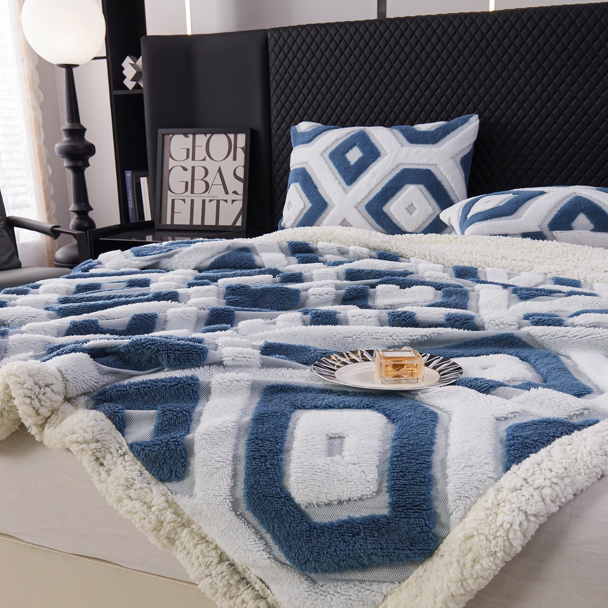 91家纺网 家纺一手货源 找家纺 枋梢家纺 2025新款几何空间阳离子提花镂空塔芙绒羊羔绒保暖午睡双层毛毯办公室盖毯 几何-海蓝