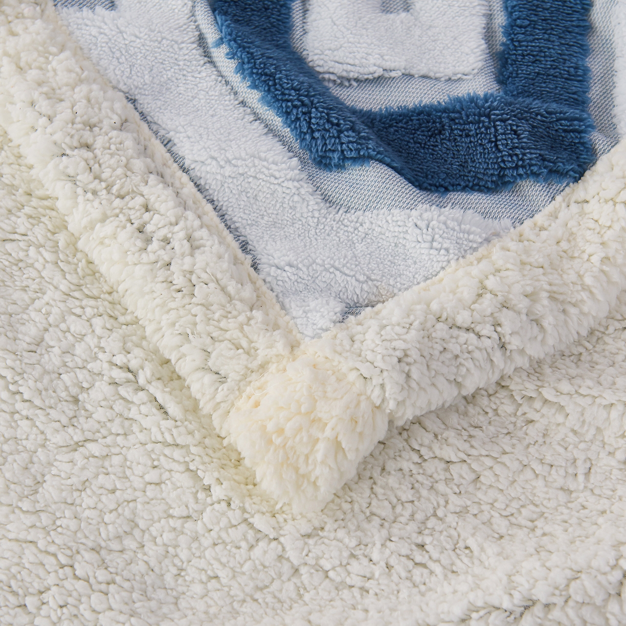 91家纺网 家纺一手货源 找家纺 枋梢家纺 2025新款几何空间阳离子提花镂空塔芙绒羊羔绒保暖午睡双层毛毯办公室盖毯 几何-海蓝