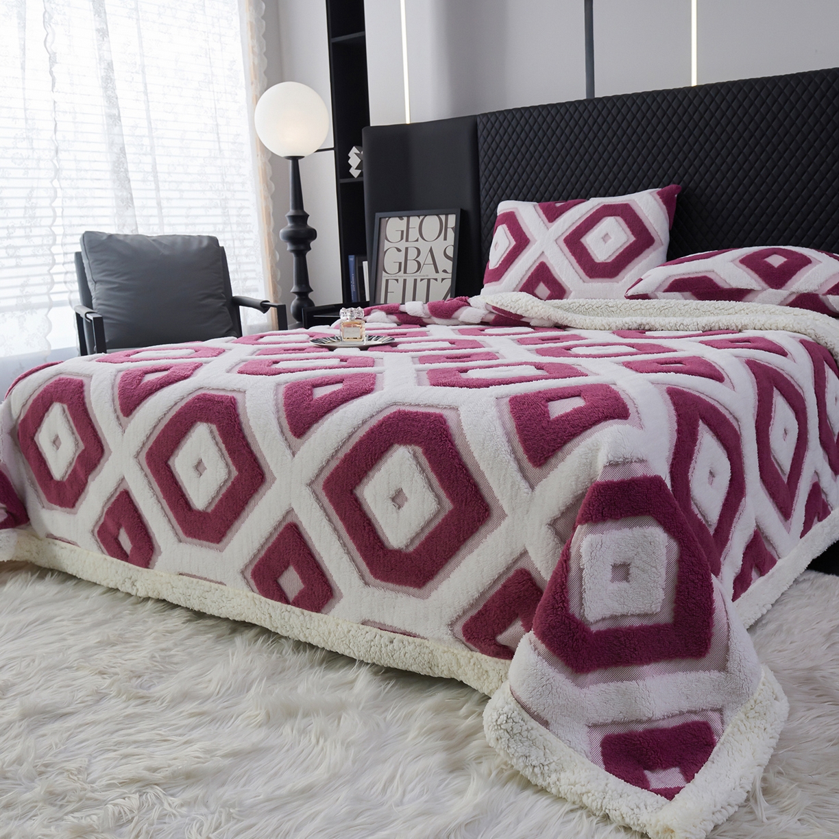 91家纺网 家纺一手货源 找家纺 枋梢家纺 2025新款几何空间阳离子提花镂空塔芙绒羊羔绒保暖午睡双层毛毯办公室盖毯 几何-玫红