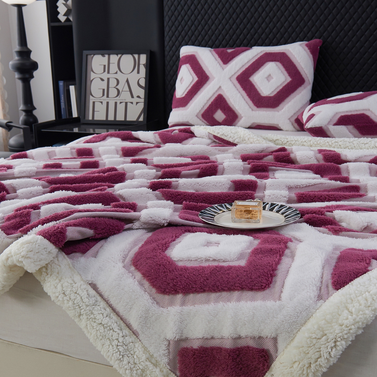 91家纺网 家纺一手货源 找家纺 枋梢家纺 2025新款几何空间阳离子提花镂空塔芙绒羊羔绒保暖午睡双层毛毯办公室盖毯 几何-玫红