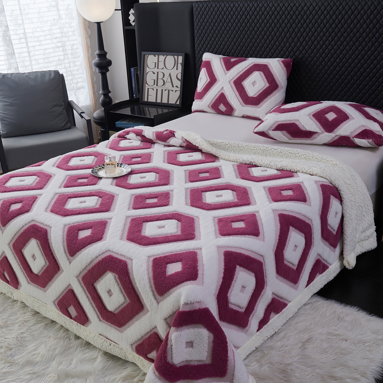 91家纺网 家纺一手货源 找家纺 枋梢家纺 2025新款几何空间阳离子提花镂空塔芙绒羊羔绒保暖午睡双层毛毯办公室盖毯 几何-玫红