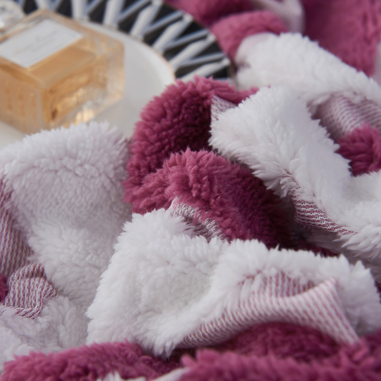 91家纺网 家纺一手货源 找家纺 枋梢家纺 2025新款几何空间阳离子提花镂空塔芙绒羊羔绒保暖午睡双层毛毯办公室盖毯 几何-玫红