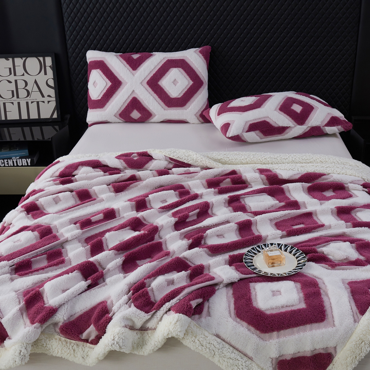 91家纺网 家纺一手货源 找家纺 枋梢家纺 2025新款几何空间阳离子提花镂空塔芙绒羊羔绒保暖午睡双层毛毯办公室盖毯 几何-玫红