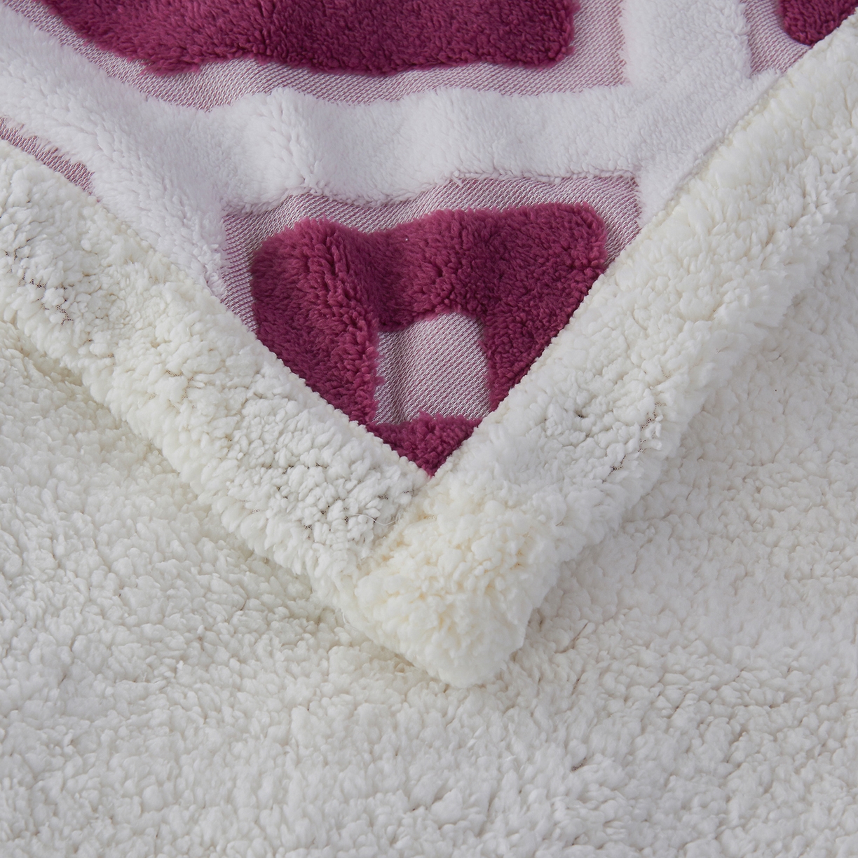 91家纺网 家纺一手货源 找家纺 枋梢家纺 2025新款几何空间阳离子提花镂空塔芙绒羊羔绒保暖午睡双层毛毯办公室盖毯 几何-玫红