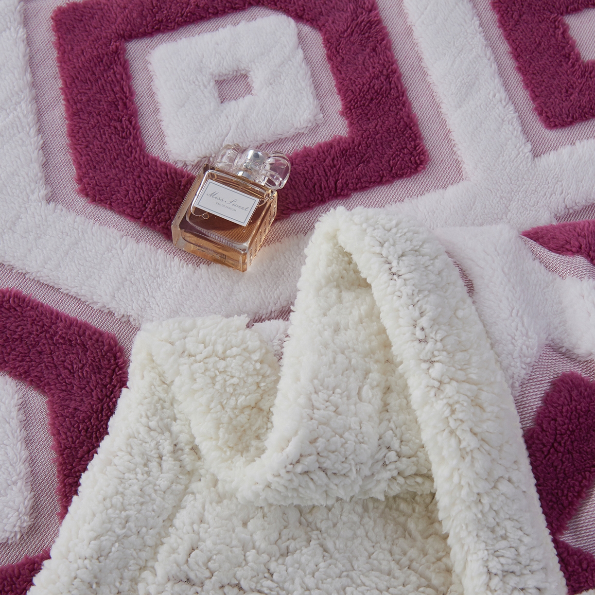 91家纺网 家纺一手货源 找家纺 枋梢家纺 2025新款几何空间阳离子提花镂空塔芙绒羊羔绒保暖午睡双层毛毯办公室盖毯 几何-玫红