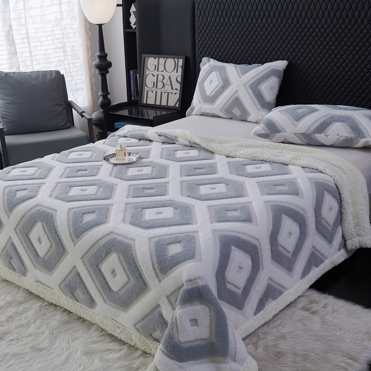 91家纺网 家纺一手货源 找家纺 枋梢家纺 2025新款几何空间阳离子提花镂空塔芙绒羊羔绒保暖午睡双层毛毯办公室盖毯 几何-浅灰