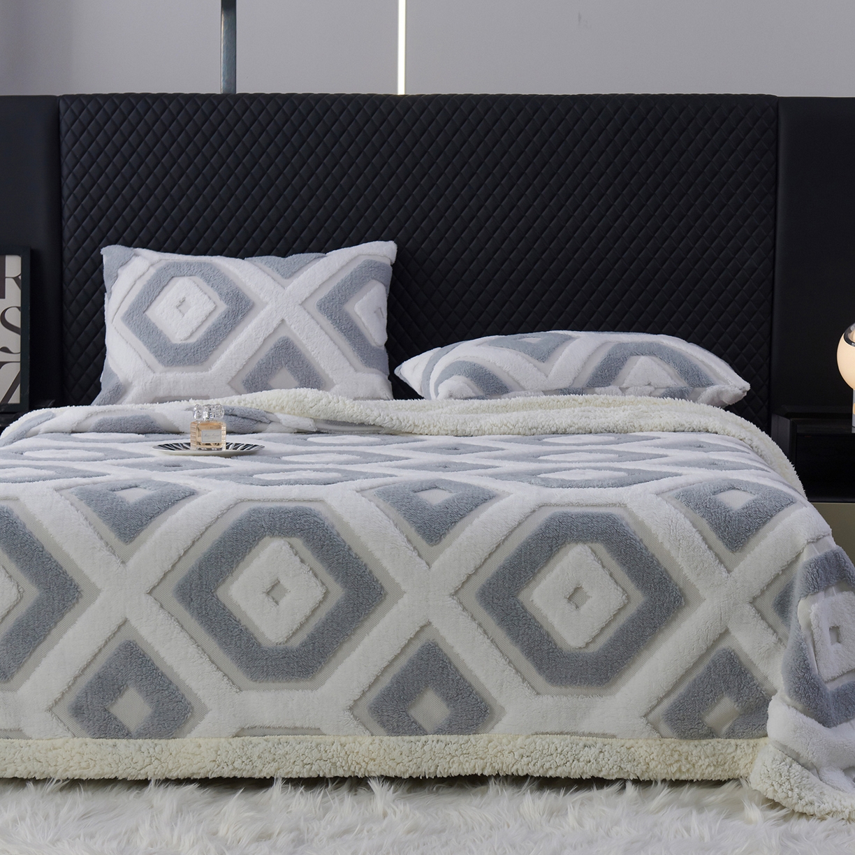 91家纺网 家纺一手货源 找家纺 枋梢家纺 2025新款几何空间阳离子提花镂空塔芙绒羊羔绒保暖午睡双层毛毯办公室盖毯 几何-浅灰