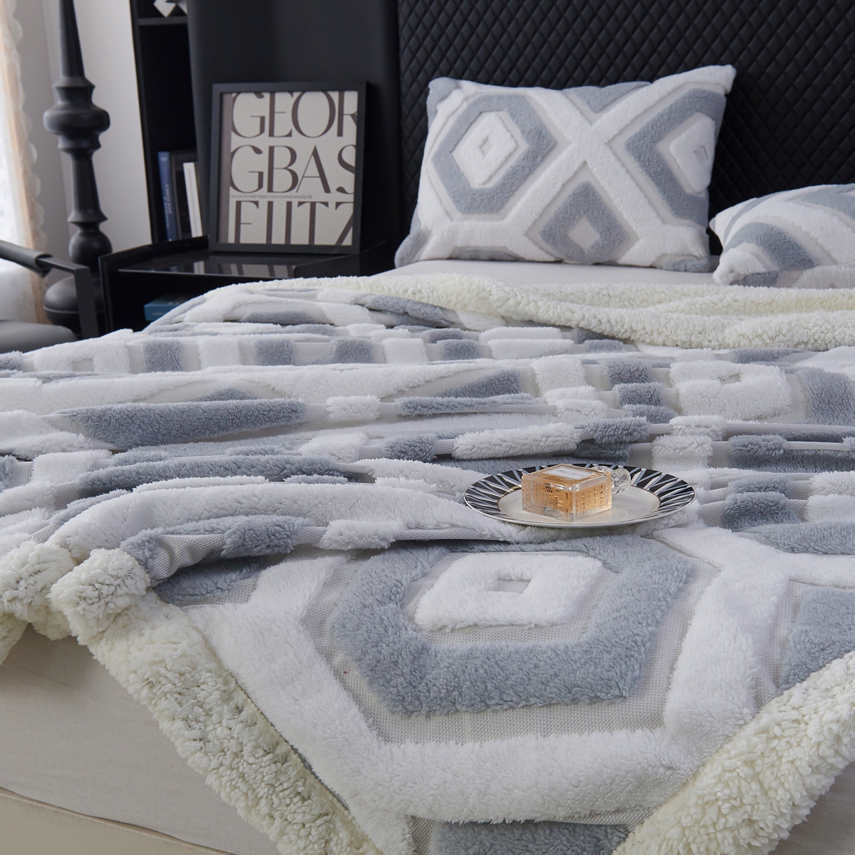 91家纺网 家纺一手货源 找家纺 枋梢家纺 2025新款几何空间阳离子提花镂空塔芙绒羊羔绒保暖午睡双层毛毯办公室盖毯 几何-浅灰