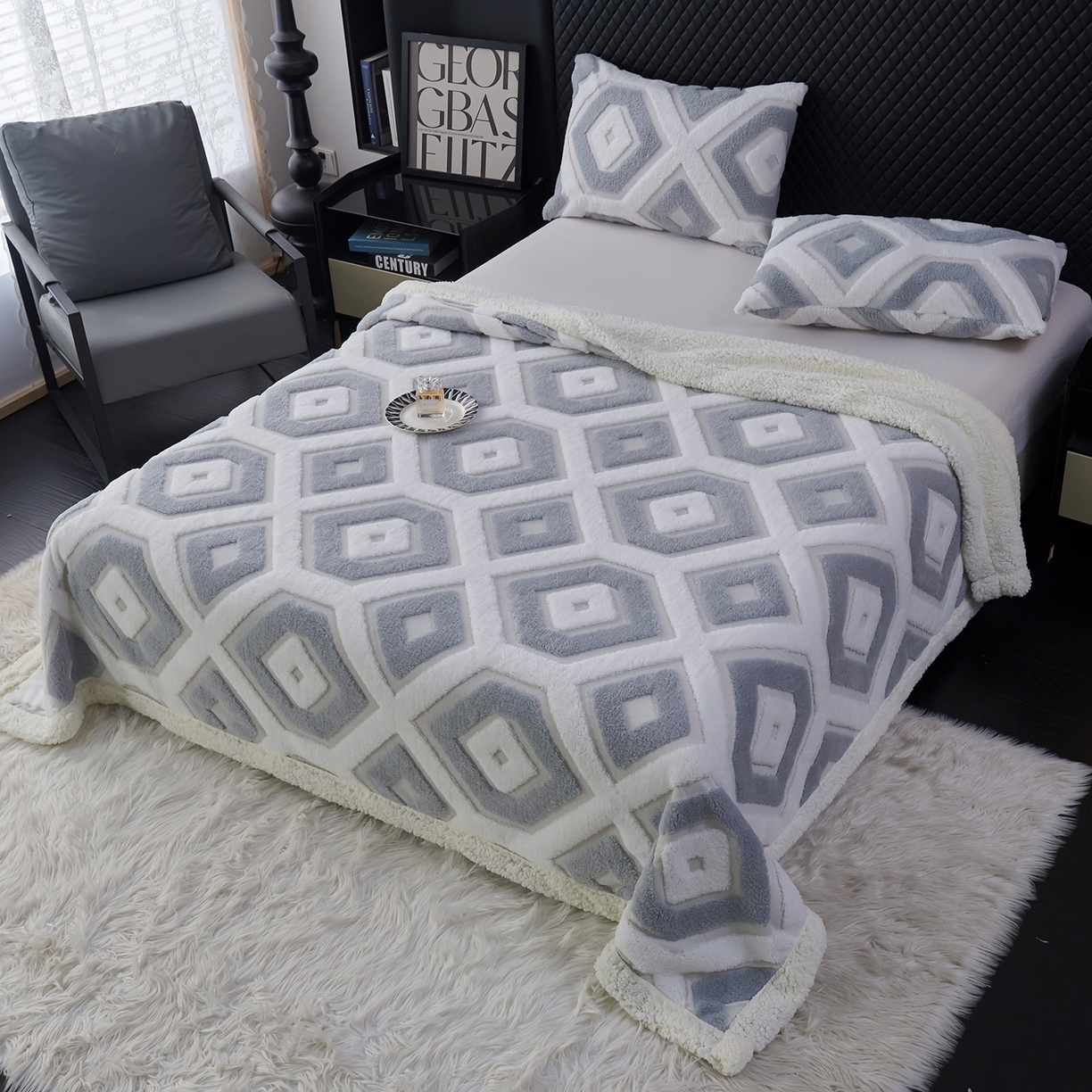 91家纺网 家纺一手货源 找家纺 枋梢家纺 2025新款几何空间阳离子提花镂空塔芙绒羊羔绒保暖午睡双层毛毯办公室盖毯 几何-浅灰