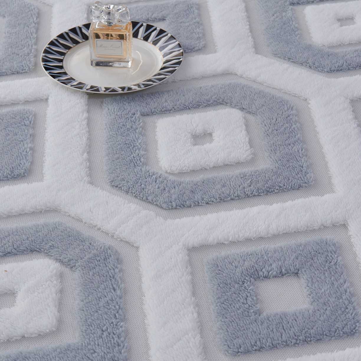 91家纺网 家纺一手货源 找家纺 枋梢家纺 2025新款几何空间阳离子提花镂空塔芙绒羊羔绒保暖午睡双层毛毯办公室盖毯 几何-浅灰