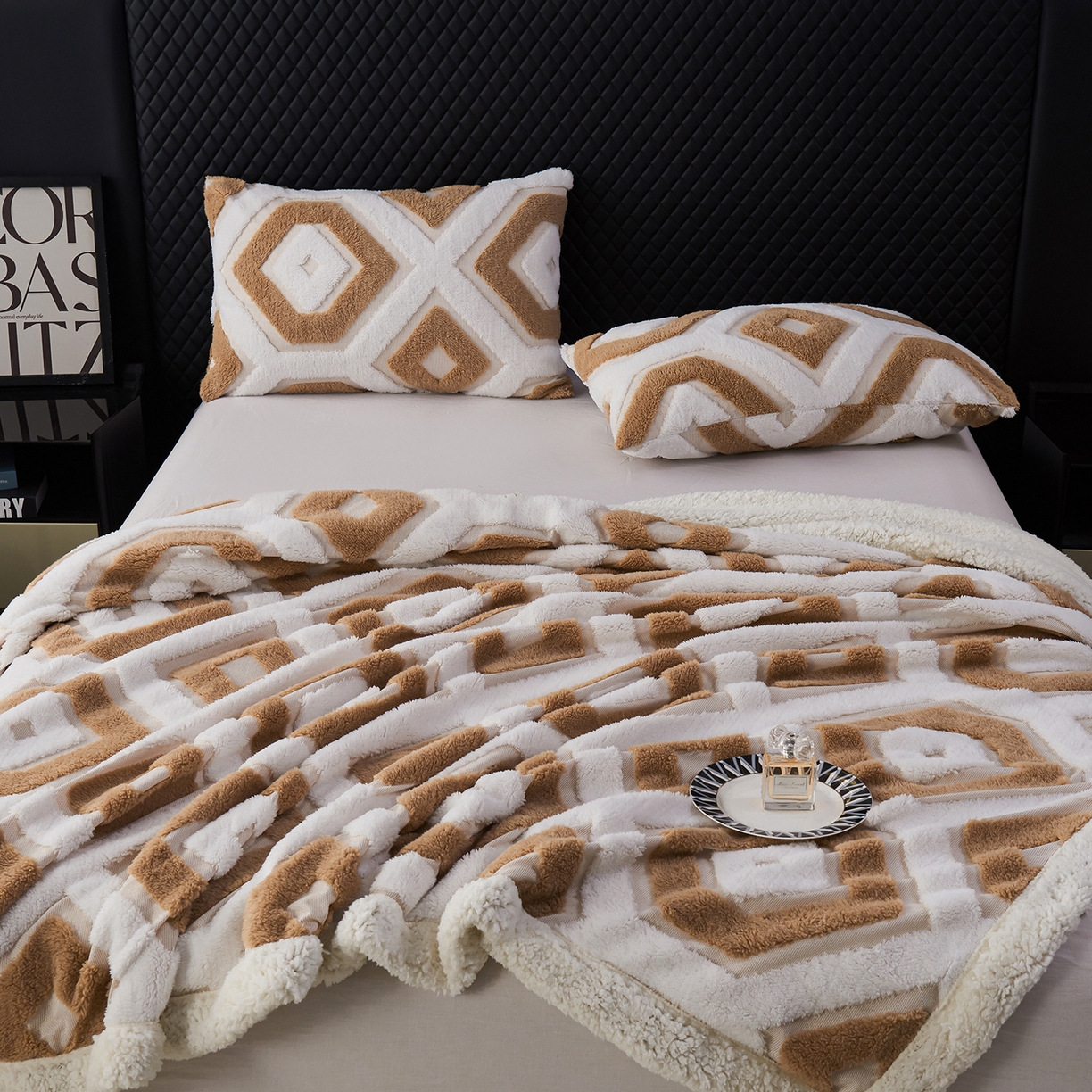 91家纺网 家纺一手货源 找家纺 枋梢家纺 2025新款几何空间阳离子提花镂空塔芙绒羊羔绒保暖午睡双层毛毯办公室盖毯 几何-浅咖