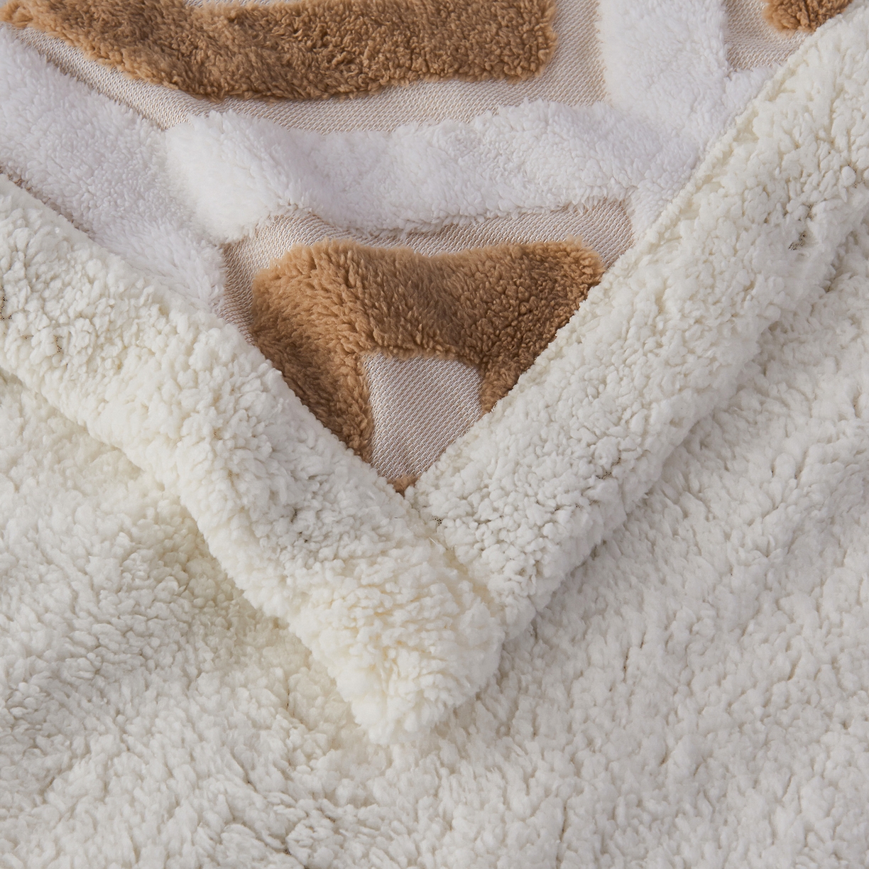 91家纺网 家纺一手货源 找家纺 枋梢家纺 2025新款几何空间阳离子提花镂空塔芙绒羊羔绒保暖午睡双层毛毯办公室盖毯 几何-浅咖