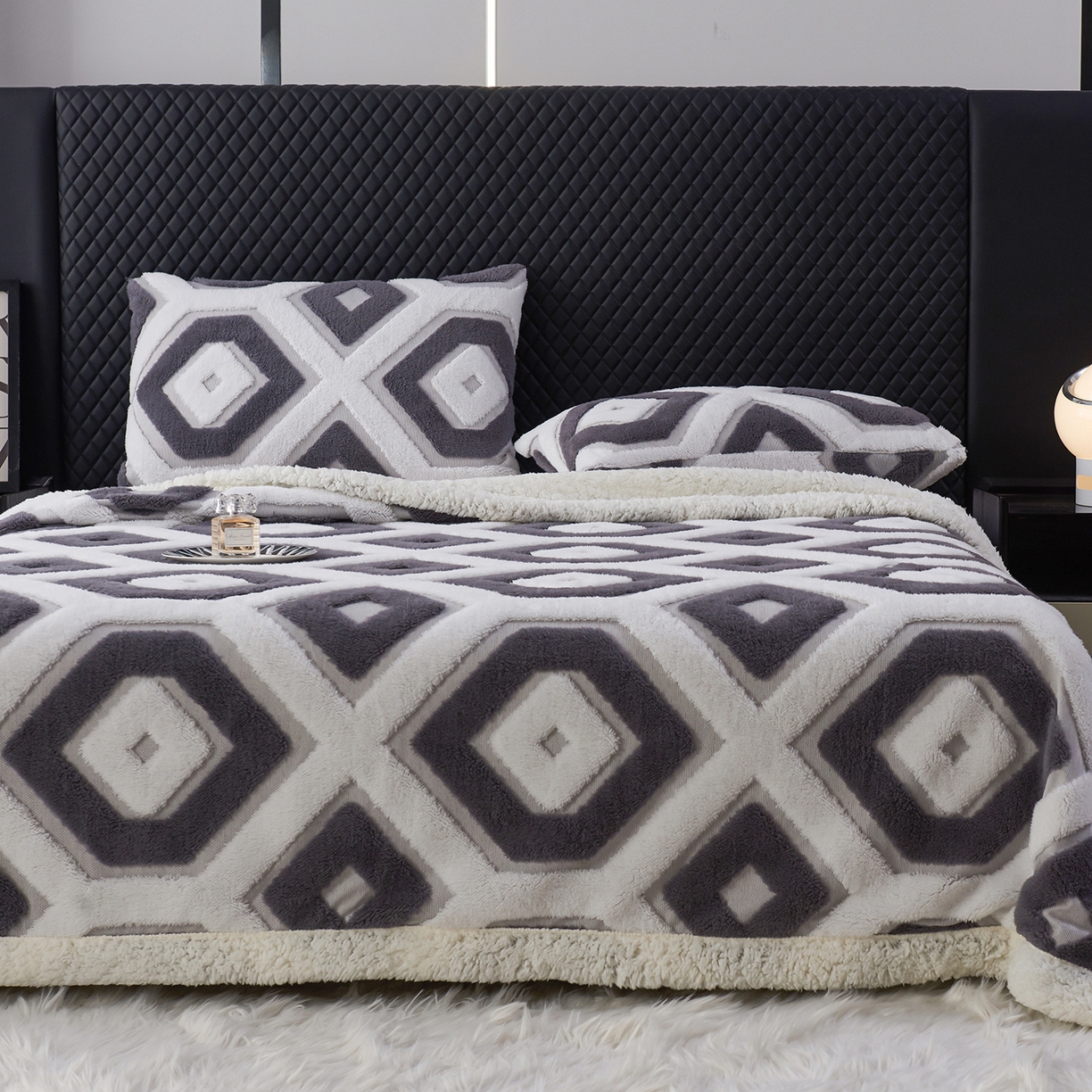 91家纺网 家纺一手货源 找家纺 枋梢家纺 2025新款几何空间阳离子提花镂空塔芙绒羊羔绒保暖午睡双层毛毯办公室盖毯 几何-深灰