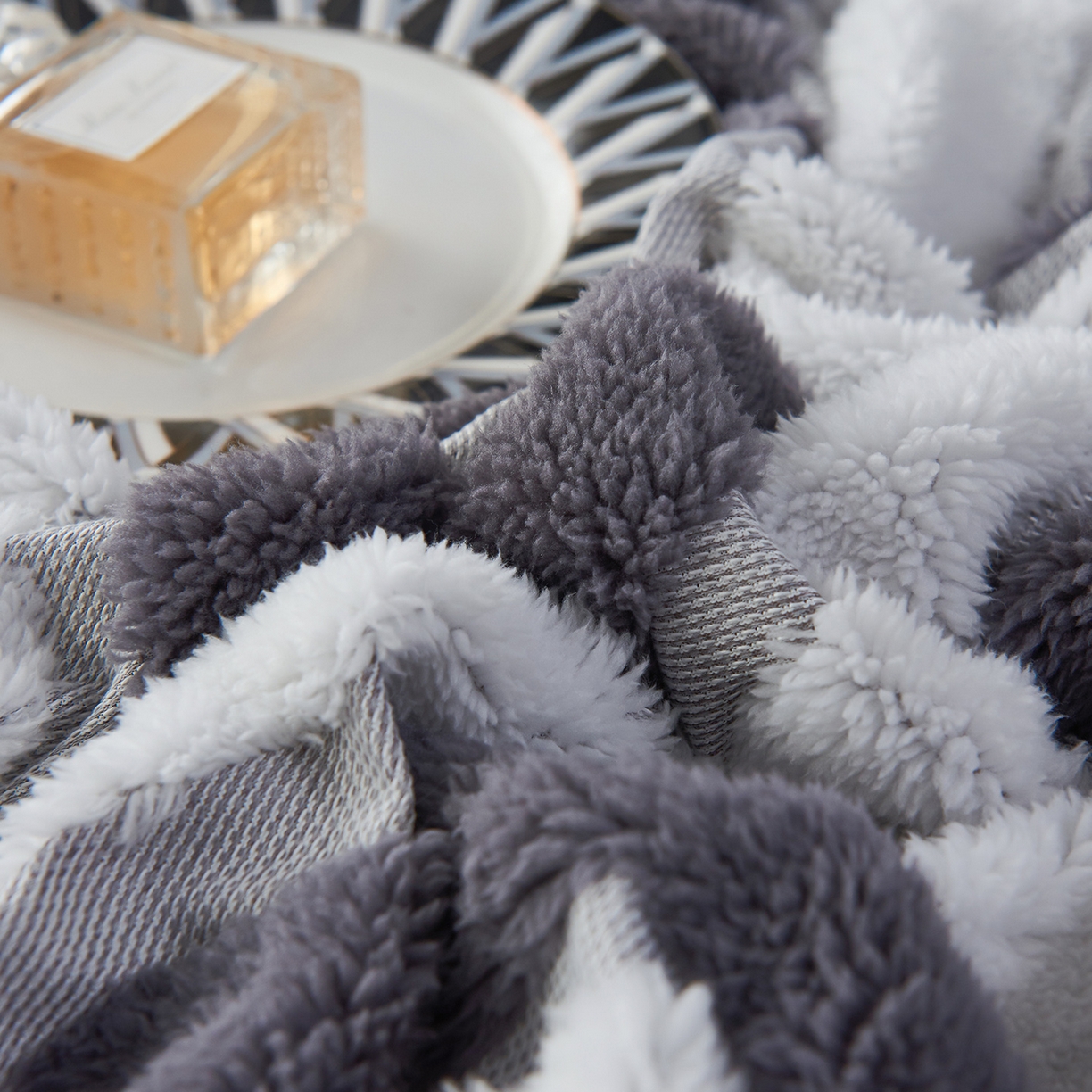 91家纺网 家纺一手货源 找家纺 枋梢家纺 2025新款几何空间阳离子提花镂空塔芙绒羊羔绒保暖午睡双层毛毯办公室盖毯 几何-深灰