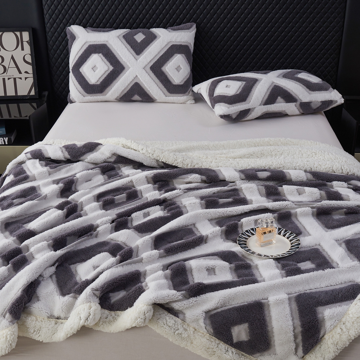 91家纺网 家纺一手货源 找家纺 枋梢家纺 2025新款几何空间阳离子提花镂空塔芙绒羊羔绒保暖午睡双层毛毯办公室盖毯 几何-深灰