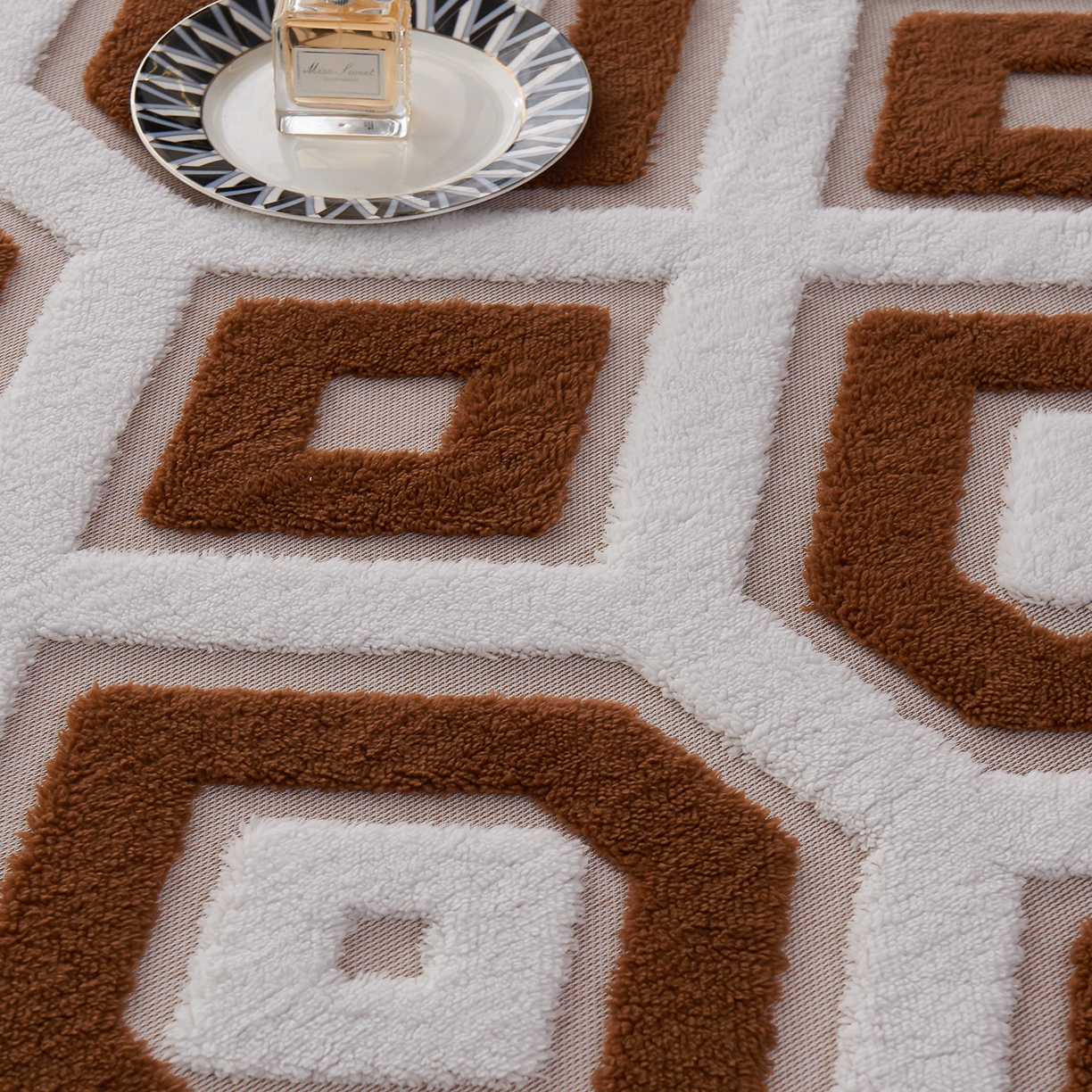 91家纺网 家纺一手货源 找家纺 枋梢家纺 2025新款几何空间阳离子提花镂空塔芙绒羊羔绒保暖午睡双层毛毯办公室盖毯 几何-深咖