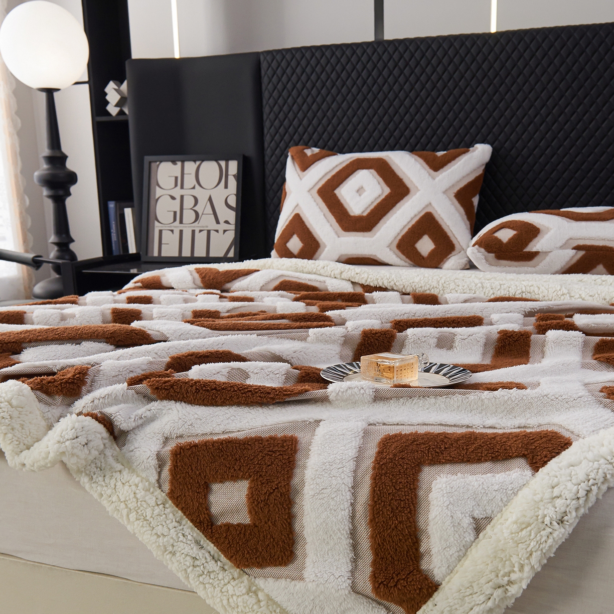 91家纺网 家纺一手货源 找家纺 枋梢家纺 2025新款几何空间阳离子提花镂空塔芙绒羊羔绒保暖午睡双层毛毯办公室盖毯 几何-深咖