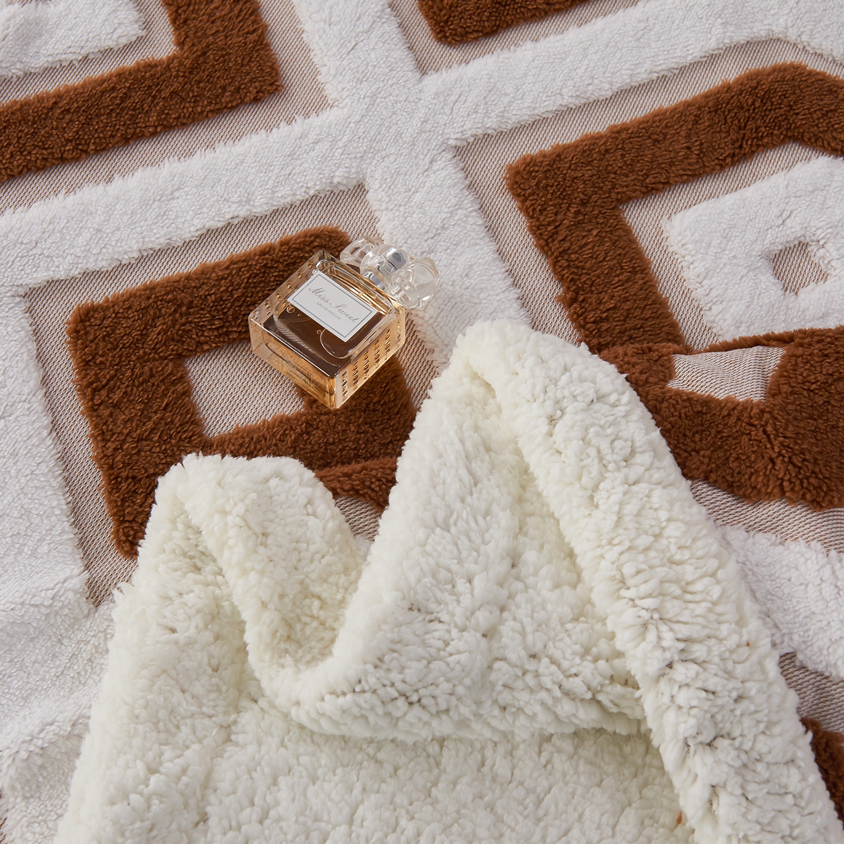 91家纺网 家纺一手货源 找家纺 枋梢家纺 2025新款几何空间阳离子提花镂空塔芙绒羊羔绒保暖午睡双层毛毯办公室盖毯 几何-深咖