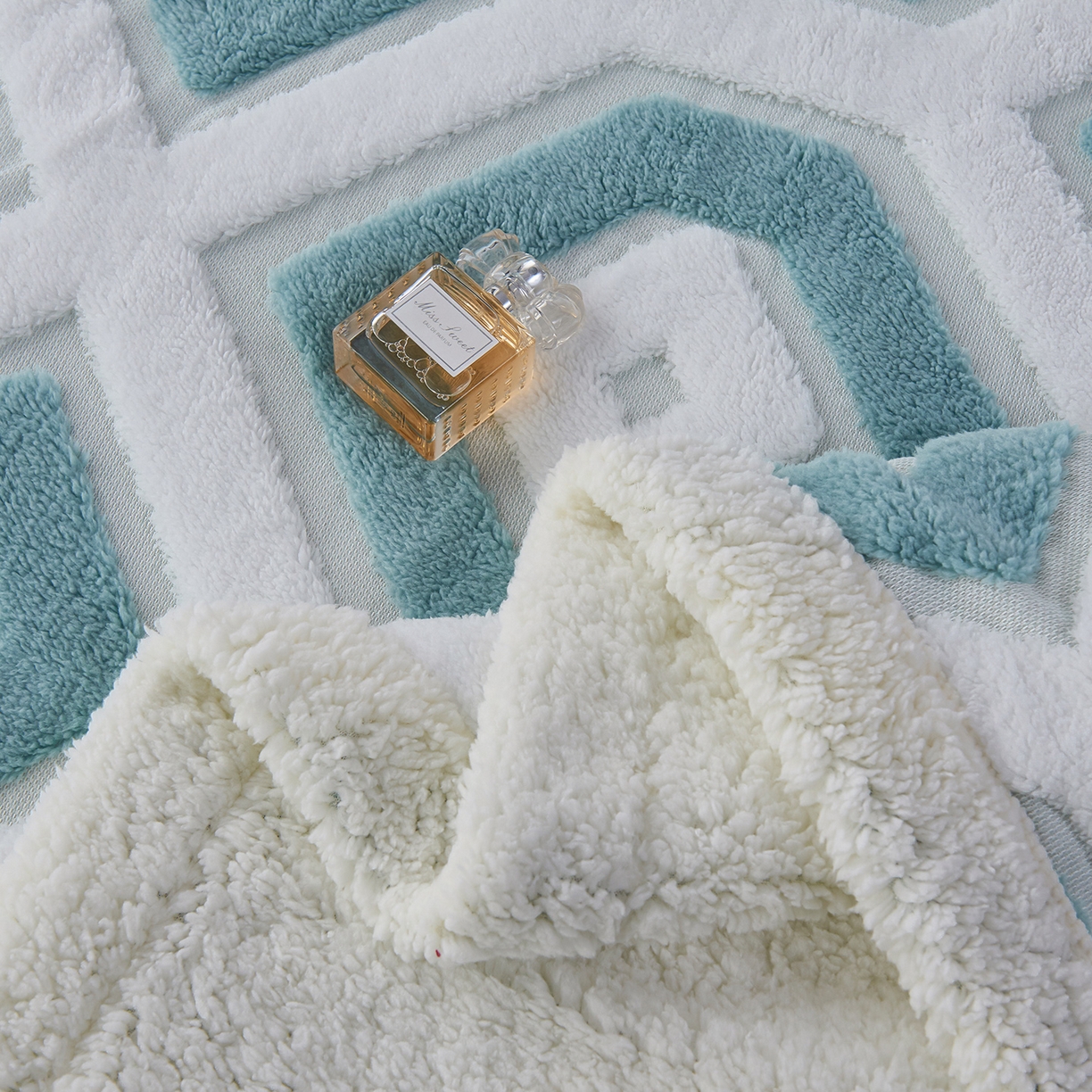 91家纺网 家纺一手货源 找家纺 枋梢家纺 2025新款几何空间阳离子提花镂空塔芙绒羊羔绒保暖午睡双层毛毯办公室盖毯 几何-雅青