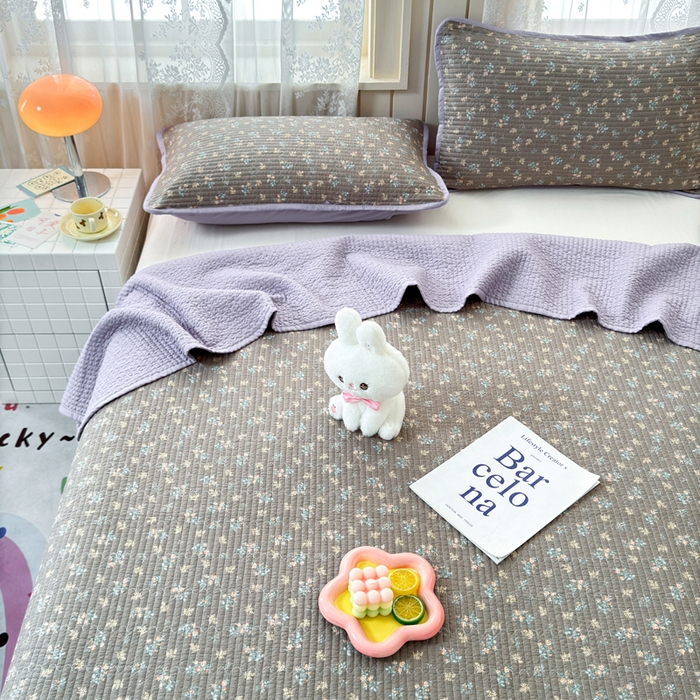 91家纺网 家纺一手货源 找家纺 橙子家居 2024新款A类木棉印花夹层新疆棉花四季款床盖三件套 含苞待放