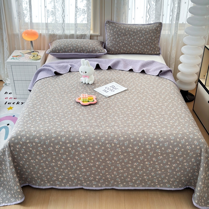 91家纺网 家纺一手货源 找家纺 橙子家居 2024新款A类木棉印花夹层新疆棉花四季款床盖三件套 含苞待放