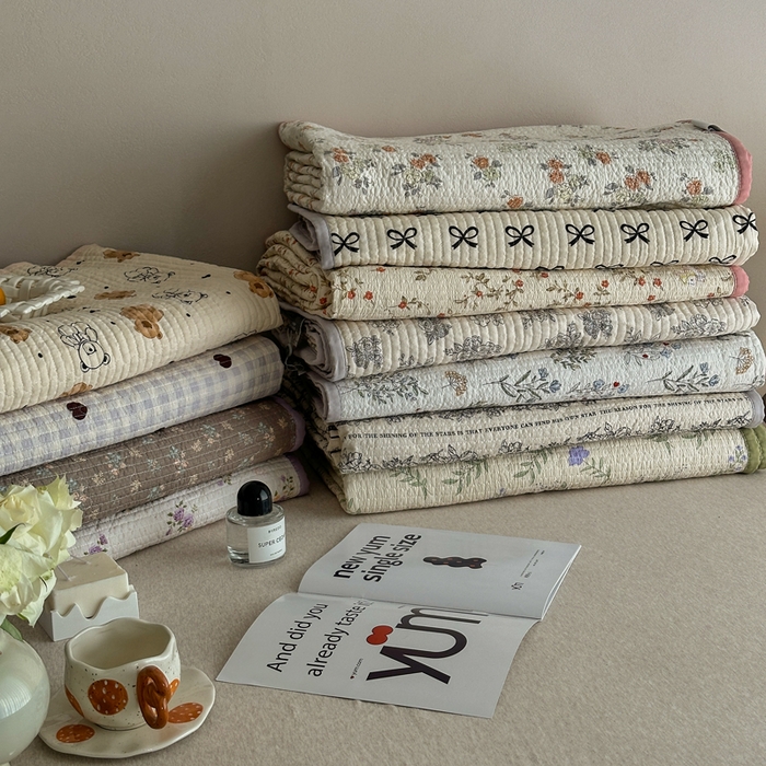 91家纺网 家纺一手货源 找家纺 橙子家居 2024新款A类高温砂洗木棉印花床盖三件套夹层新疆棉花四季款-实拍图 组合图仅供展示