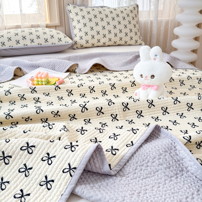 91家纺网 家纺一手货源 找家纺 橙子家居 2024新款A类木棉印花夹层新疆棉花四季款床盖三件套 蝴蝶结