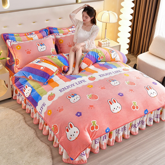 91家纺网 家纺一手货源 找家纺 缘莉娜家纺2025新款花色高克重加厚牛奶绒金貂绒被套单件 兔兔乐园