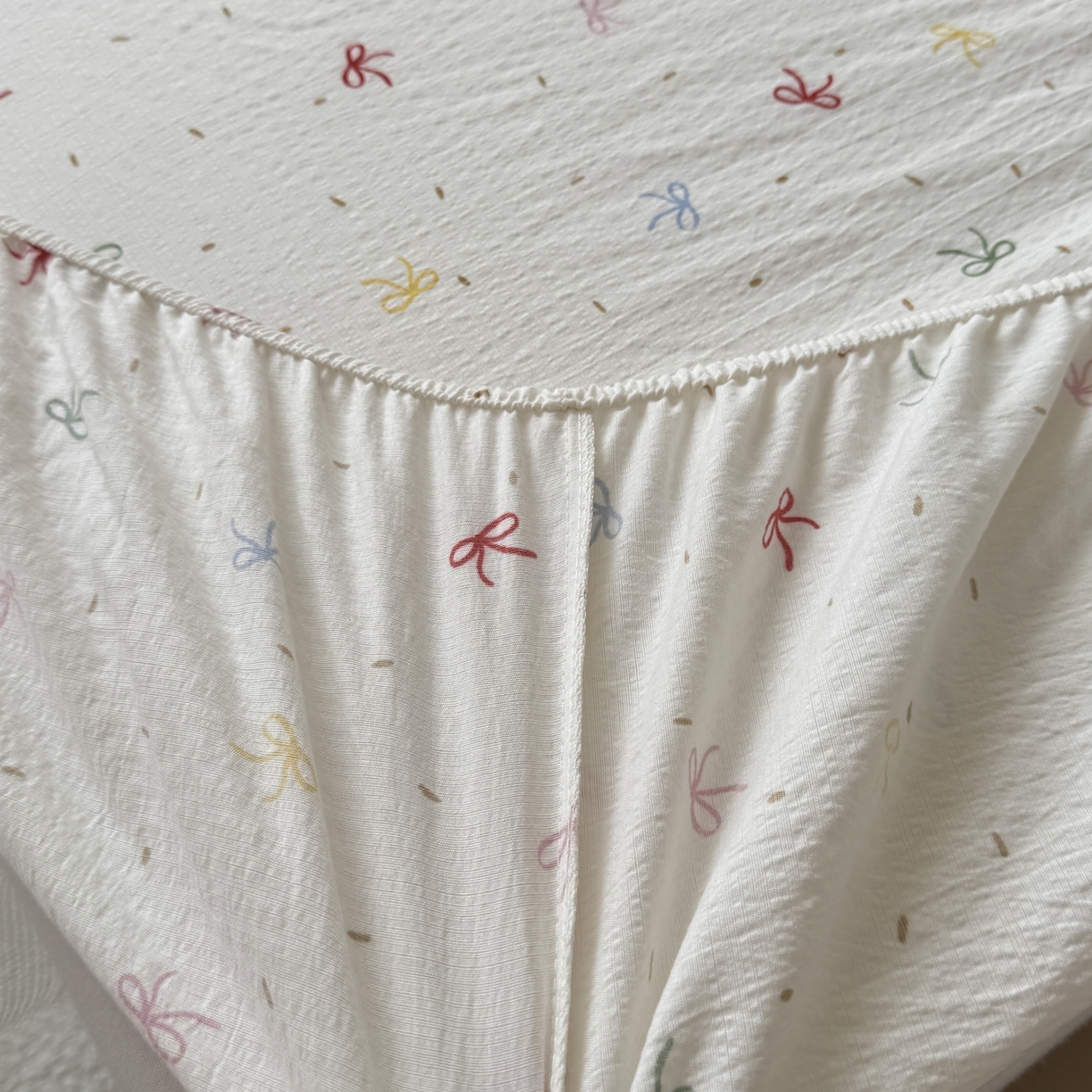 91家纺网 家纺一手货源 找家纺 叠派家纺 2025新款A类双层纱提花单品系列-单床笠 彩色蝴蝶结