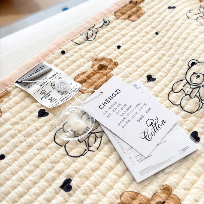 91家纺网 家纺一手货源 找家纺 橙子家居 2024新款A类木棉印花夹层新疆棉花四季款床盖三件套 小熊派对