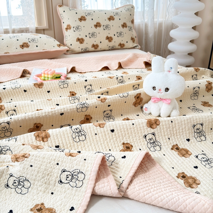 91家纺网 家纺一手货源 找家纺 橙子家居 2024新款A类木棉印花夹层新疆棉花四季款床盖三件套 小熊派对