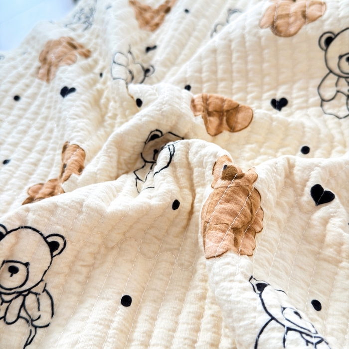 91家纺网 家纺一手货源 找家纺 橙子家居 2024新款A类木棉印花夹层新疆棉花四季款床盖三件套 小熊派对