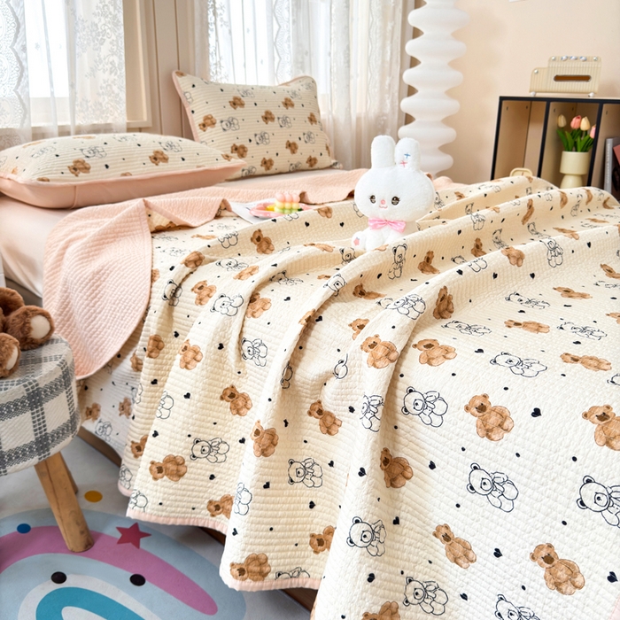 91家纺网 家纺一手货源 找家纺 橙子家居 2024新款A类木棉印花夹层新疆棉花四季款床盖三件套 小熊派对