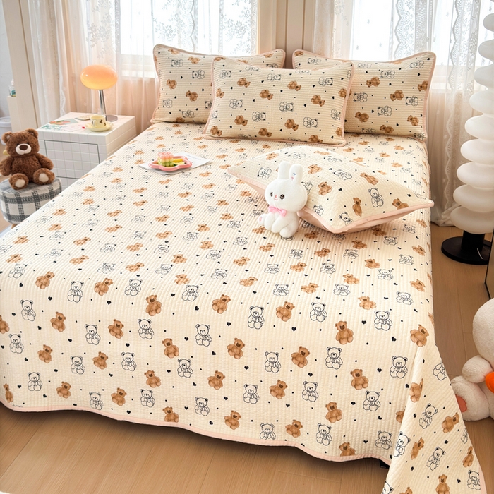 91家纺网 家纺一手货源 找家纺 橙子家居 2024新款A类木棉印花夹层新疆棉花四季款床盖三件套 小熊派对