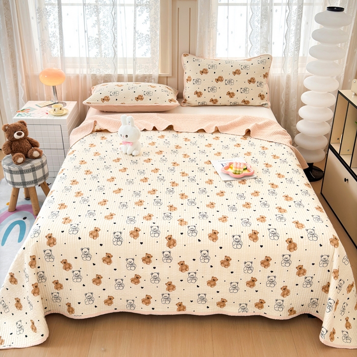 91家纺网 家纺一手货源 找家纺 橙子家居 2024新款A类木棉印花夹层新疆棉花四季款床盖三件套 小熊派对